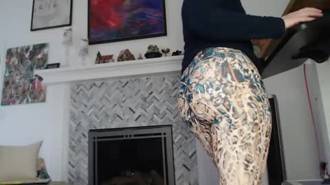Aurora Willows online show from 01.20.25
