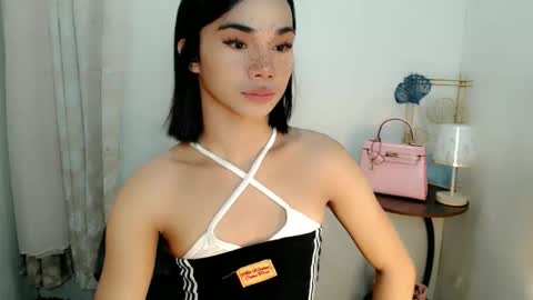 Snapshot of 18_nicole chatting on 11.17.25 barbie online show from 11.17.25