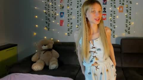 Snapshot of 18kira18 chatting on 03.18.26 Kira online show from 03.18.26