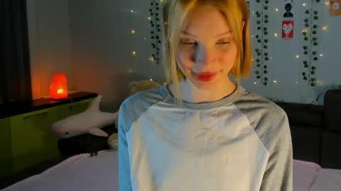 Snapshot of 18kira18 chatting on 03.30.26 Kira online show from 03.30.26