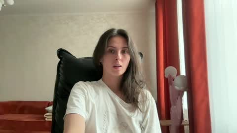 Snapshot of 1mari_01 chatting on 06.23.26 Marie online show from 06.23.26