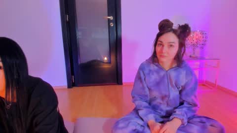 Snapshot of 1munique chatting on 02.10.26 Moona online show from 02.10.26