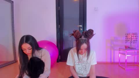 Snapshot of 1munique chatting on 02.13.26 Moona online show from 02.13.26