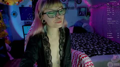 Snapshot of 4kfucktoy chatting on 09.24.25 Mo online show from 09.24.25