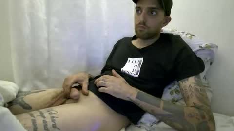 Snapshot of 6sundros chatting on 09.10.25 Suny online show from 09.10.25