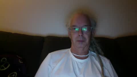 Snapshot of 808dred chatting on 01.21.25 808dred online show from 01.21.25