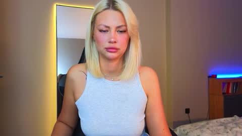 Snapshot of 88_nura chatting on 09.23.25 Nura online show from 09.23.25