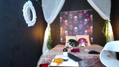 Snapshot of _alhanna chatting on 12.13.24 Alhanna online show from 12.13.24