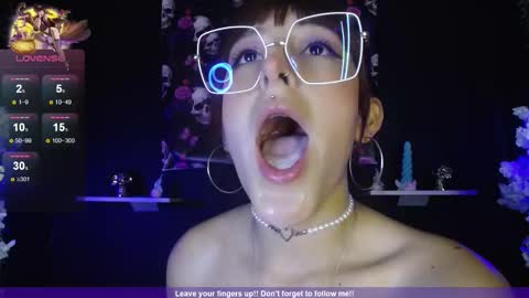 Snapshot of _alhanna chatting on 10.15.25 Alhanna online show from 10.15.25