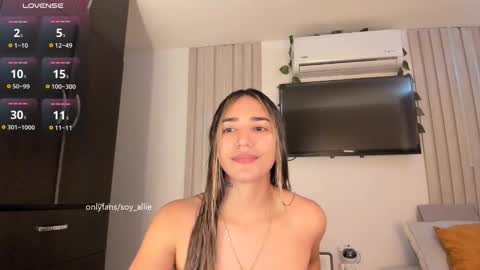 Snapshot of _alliex_ chatting on 10.24.25 you can call me pretty online show from 10.24.25