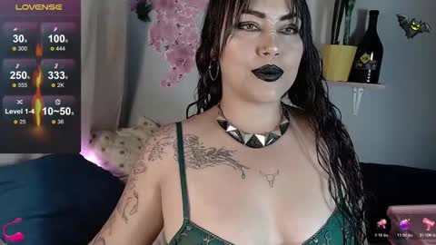 Snapshot of _any_ducan_ chatting on 10.19.25 Angie online show from 10.19.25