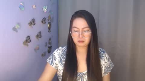 Snapshot of _arah chatting on 11.28.25 arah online show from 11.28.25