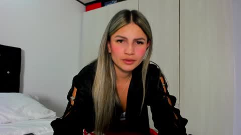 Snapshot of _cereza_ chatting on 12.31.24 Bella online show from 12.31.24