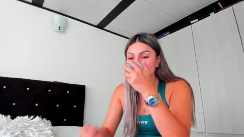 Snapshot of _cereza_ chatting on 01.25.25 Bella online show from 01.25.25