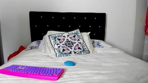 Snapshot of _cereza_ chatting on 02.19.25 Bella online show from 02.19.25