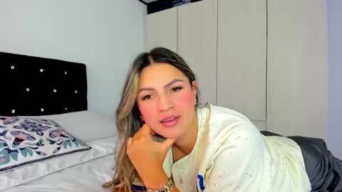 Snapshot of _cereza_ chatting on 02.24.25 Bella online show from 02.24.25