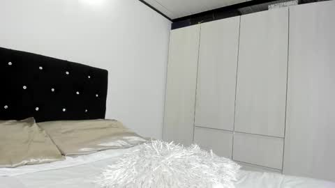 Snapshot of _cereza_ chatting on 11.27.25 Bella online show from 11.27.25