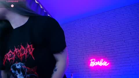 Snapshot of _crazybee_ chatting on 01.25.25 Nica online show from 01.25.25