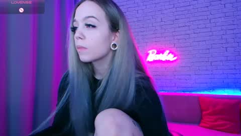 Snapshot of _crazybee_ chatting on 02.05.25 Nica online show from 02.05.25