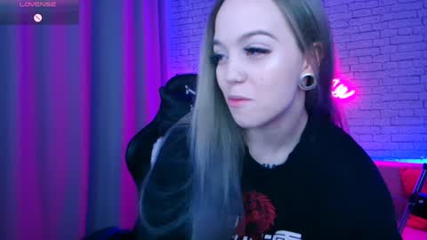 Snapshot of _crazybee_ chatting on 02.08.25 Nica online show from 02.08.25