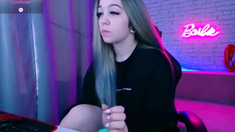 Snapshot of _crazybee_ chatting on 02.19.25 Nica online show from 02.19.25