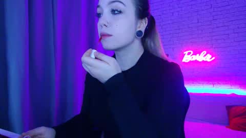 Snapshot of _crazybee_ chatting on 11.28.25 Nica online show from 11.28.25