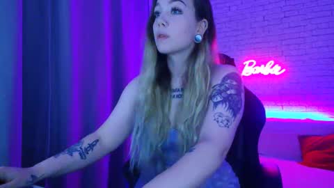 Snapshot of _crazybee_ chatting on 12.03.25 Nica online show from 12.03.25