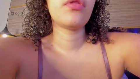 Snapshot of _dollargirl_ chatting on 11.14.25 Abril online show from 11.14.25