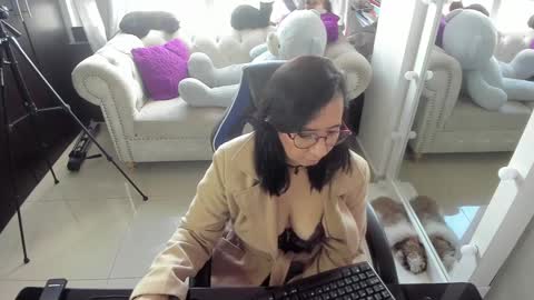 Snapshot of _emma_loyd_ chatting on 12.17.24 Emma online show from 12.17.24