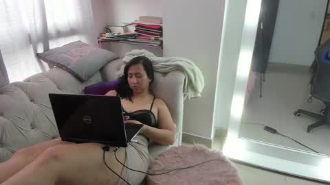 Snapshot of _emma_loyd_ chatting on 12.21.24 Emma online show from 12.21.24