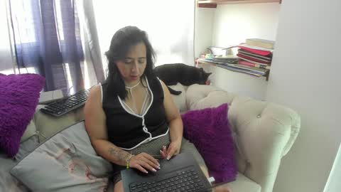 Snapshot of _emma_loyd_ chatting on 12.26.24 Emma online show from 12.26.24