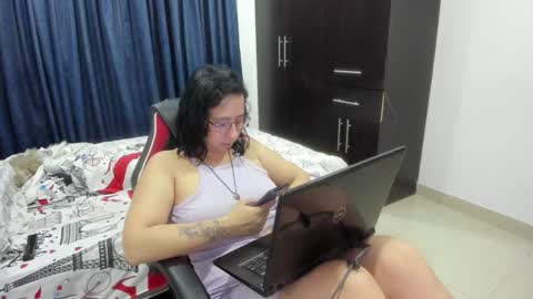 Snapshot of _emma_loyd_ chatting on 01.18.25 Emma online show from 01.18.25