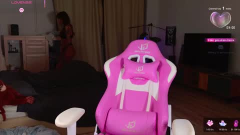 Mia  online show from 11.19.25