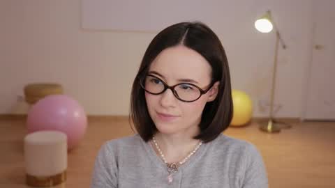 Essie  online show from 10.13.25