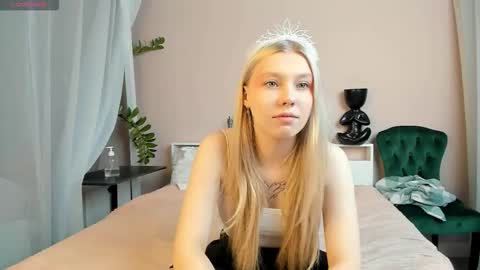 Snapshot of _innocent_soul_ chatting on 11.11.25 Daisy online show from 11.11.25