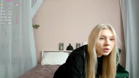 Snapshot of _innocent_soul_ chatting on 11.21.25 Daisy online show from 11.21.25