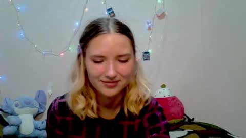 _kikiclark_ online show from 10.03.25