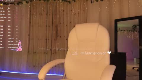 Snapshot of _lauraspencer_ chatting on 09.19.25 Laura online show from 09.19.25