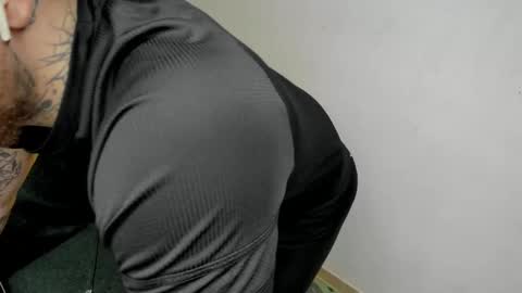 Snapshot of _layne chatting on 11.12.25 Layne online show from 11.12.25