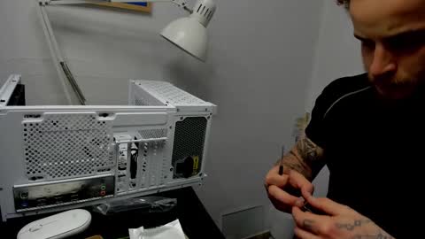 Snapshot of _layne chatting on 11.19.25 Layne online show from 11.19.25