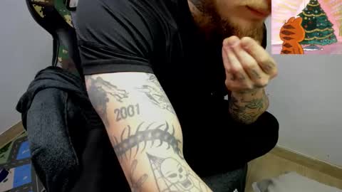 Snapshot of _layne chatting on 12.05.25 Layne online show from 12.05.25