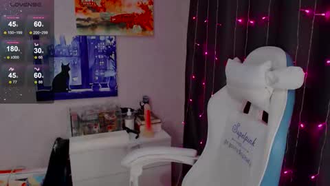 Snapshot of _lovelylu_ chatting on 10.15.25 Lu online show from 10.15.25