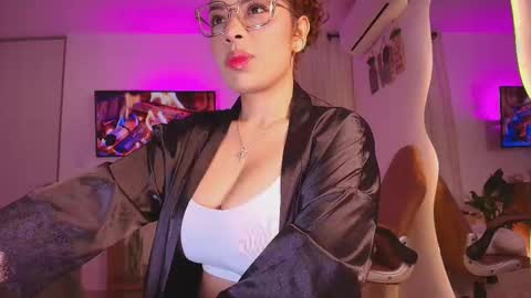 Snapshot of _megan_akbar chatting on 10.01.25 Marce online show from 10.01.25