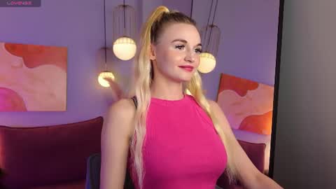 Snapshot of _mila_lux_ chatting on 06.23.26 Mila online show from 06.23.26