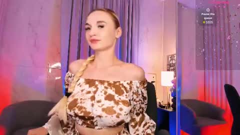 Snapshot of _mila_lux_ chatting on 07.15.26 Mila online show from 07.15.26