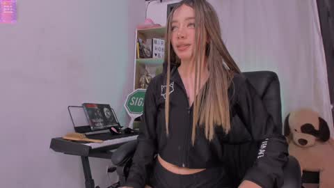 Snapshot of _miranda_hobbess chatting on 01.16.25 Camila independent model online show from 01.16.25