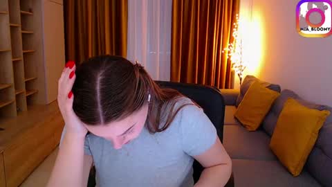 Mia online show from 04.21.26