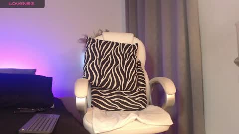 Snapshot of _naia_ross1 chatting on 05.19.26 Naia Ross online show from 05.19.26