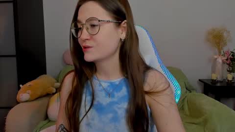 Mia with a big heart  online show from 02.24.25