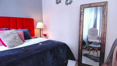 _nicoletteshea_ online show from 11.19.25